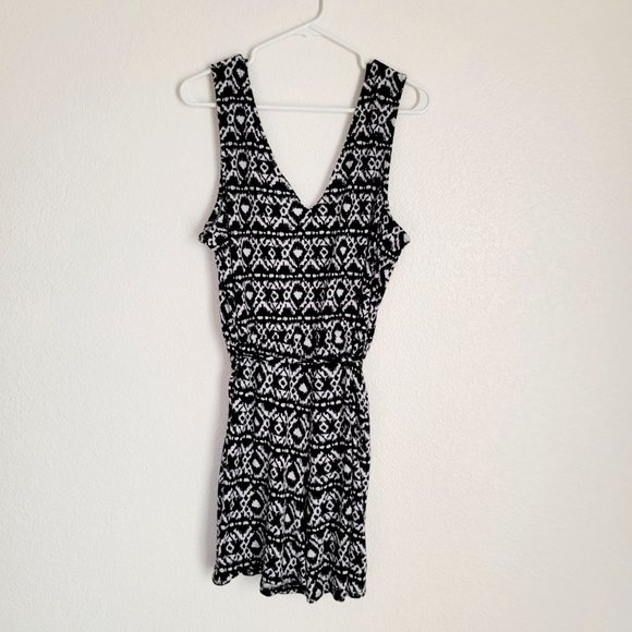 Wrapper Black and White Romper Geometric Pattern Sleeveless V Neck Matching Belt - Picture 6 of 16